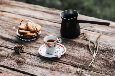 Ahşap masa, boş alan çerezleri ile kahve