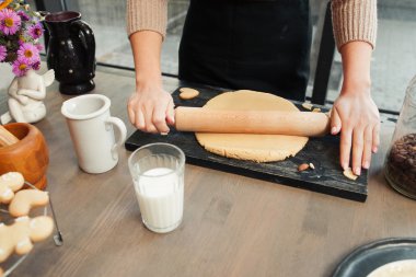 Pasta hamur yayıyoruz eller