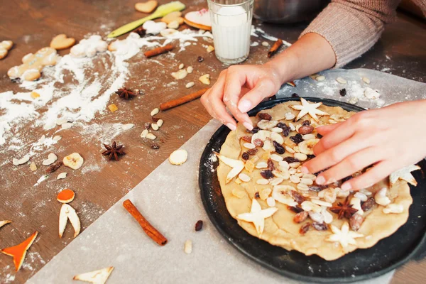 Кухонный стол с приготовлением пирога из сухофруктов — стоковое фото