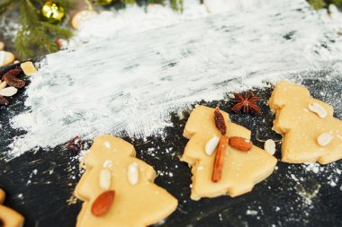 Gingerbread Noel ağacı kurabiye unu ile