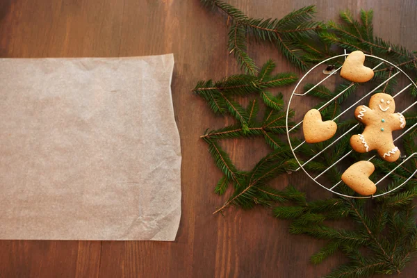 Zencefilli kurabiye ile boş mutfak parşömen — Stok fotoğraf