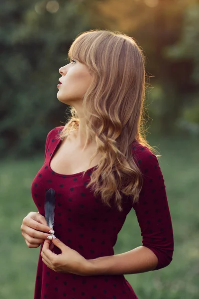 Joven hermosa mujer en la naturaleza — Foto de Stock