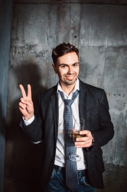 Yeni yıl partisi neşeli adam sahiptir