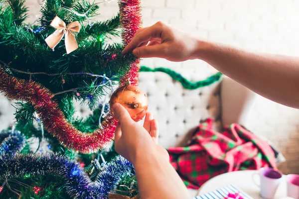 Pallina decorativa dorata appesa all'albero di Natale — Foto Stock