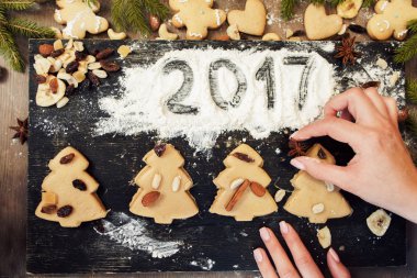 Gingerbread Noel ağacı çerezleri ve 2017 işareti