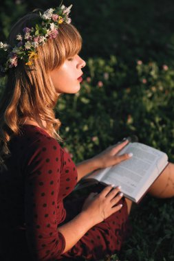 Kitap profil, kopya alanı ile güzel sarışın