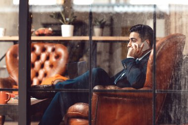 Firmada oturan başarılı iş adamı