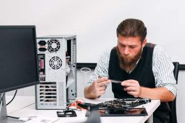 Tamirci bilgisayar parçası içinde incelemek