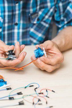 Elektronik bileşenleri ile mühendis el