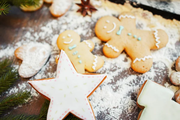 Pastelería tradicional de Navidad sobre mesa enharinada —  Fotos de Stock