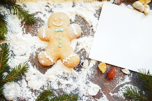 Zencefilli kurabiye adam masada boş tebrik kartı — Stok fotoğraf