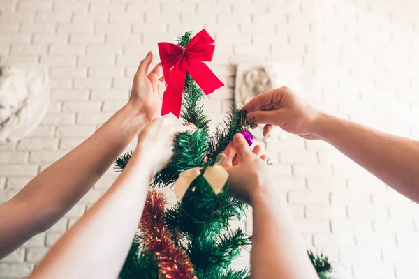 Glückliche Familie schmückt Weihnachtsbaum, Nahaufnahme — Stockfoto