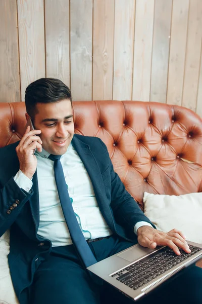 Empresário alegre sentado no escritório — Fotografia de Stock