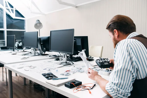 Trabalhador de escritório sentado tarde no trabalho com drone — Fotografia de Stock
