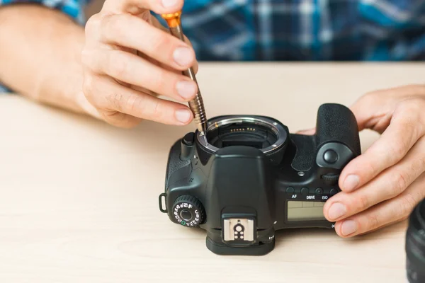 Primer plano de las manos desmontaje de la cámara fotográfica —  Fotos de Stock