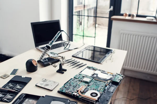 Elettronica officina, ingegnere sul posto di lavoro — Foto Stock