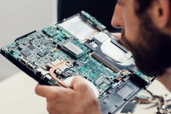 Ingeniero que estudia la placa base de la computadora, primer plano — Foto de Stock