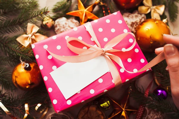 Presente de Natal em decorações festivas, close-up — Fotografia de Stock