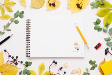 Sketchbook ile sonbahar kurşun kalemle çerçeve bırakır