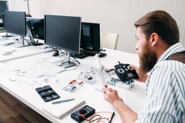 Ofis çalışanı dron iş yerinde montaj