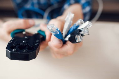 Kablo ve fiş sıkma için forseps holding eller