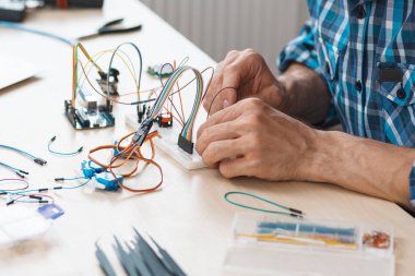 Bağlı kabloları yakın çekim ile breadboard.