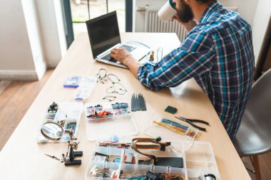 İşyerinde kahve içme meşgul programcı