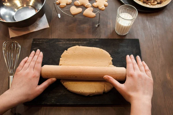 Mani stendere pasta di pan di zenzero, punto di vista cucinare — Foto Stock
