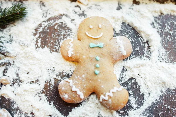 Zencefilli kurabiye adam kar melek un üzerinde yapma — Stok fotoğraf