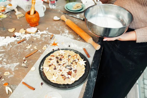 Пирог с сухофруктами, готовящийся на кухне — стоковое фото