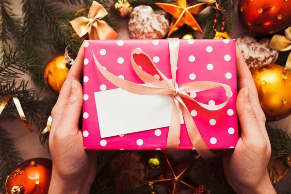 Mãos colocar presente sob a árvore de Natal, cartão em branco — Fotografia de Stock