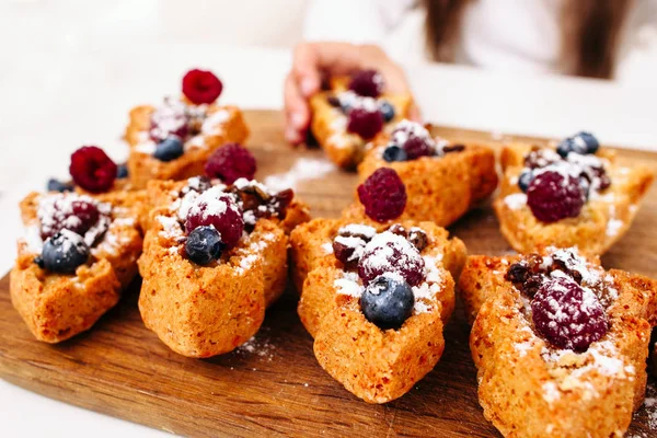Close-up kue manis dengan buah berry — Stok Foto