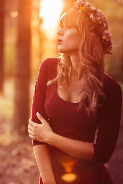 Hermosa mujer posando en el bosque, luz naranja — Foto de Stock