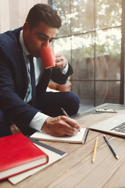 Funcionário de escritório fazendo trabalho e beber café — Fotografia de Stock