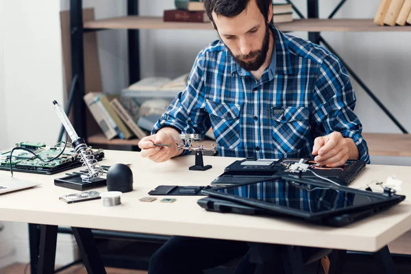 Reparador electrónico no local de trabalho — Fotografia de Stock