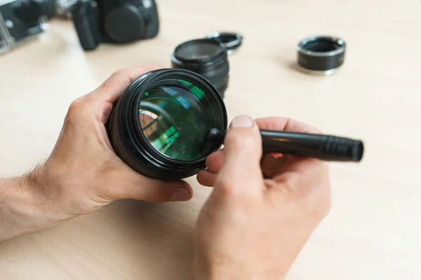 Pulizia degli obiettivi della fotocamera con pennello speciale, primo piano — Foto Stock