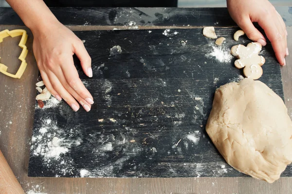 Black tray with flour and dough, free space — Stock Photo, Image