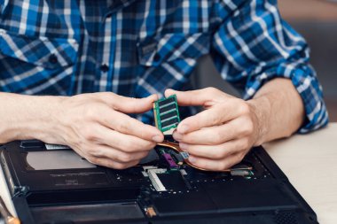 Laptop tamir dükkanı, demontaj yakın çekim