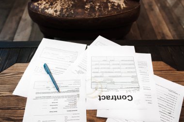 Masa raporları, üstten görünüm ile meşgul işadamı