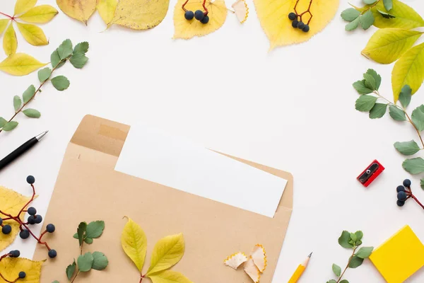白紙のメモ、秋のフレームと茶色の封筒 — ストック写真