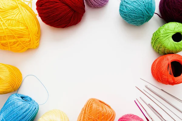 Fils colorés et cadre d'accessoires de tricot — Photo