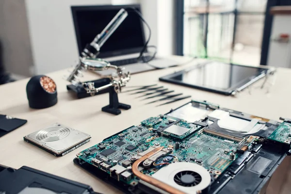 Elektronische reparatiewerkplaats, engineer werkplek — Stockfoto