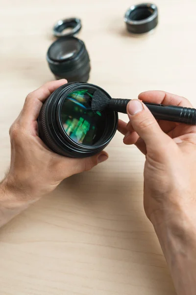 Camera lens cleaning with special brush, close-up — Stock Photo, Image