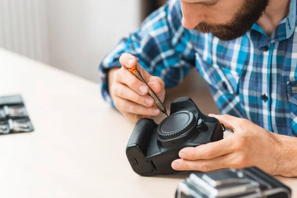 Demonteren van de fotocamera, close-up — Stockfoto