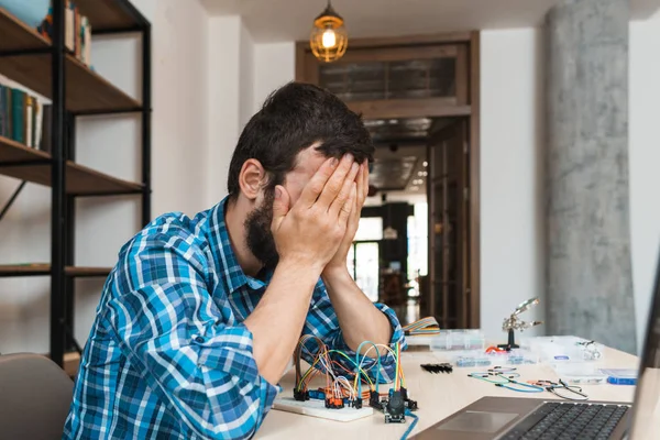 Ingenieur gesloten zijn gezicht in wanhoop, vrije ruimte — Stockfoto