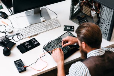 Bilgisayar devre multitester ile test mühendisi