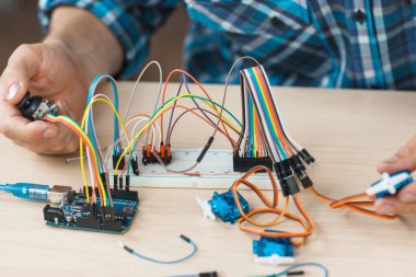 Elektronik komponent breadboard ile bağlı