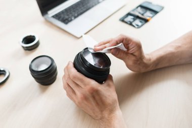 Kamera lens temizleme ıslak mendil ile yakın çekim