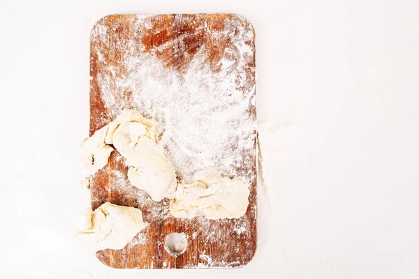 Deska do krojenia z widoku z góry surowe ciasto mąką — Zdjęcie stockowe