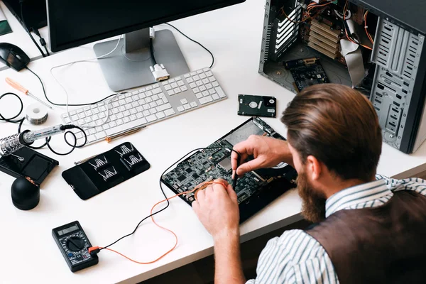 Circuito de computador de teste de engenheiro com multitestador — Fotografia de Stock